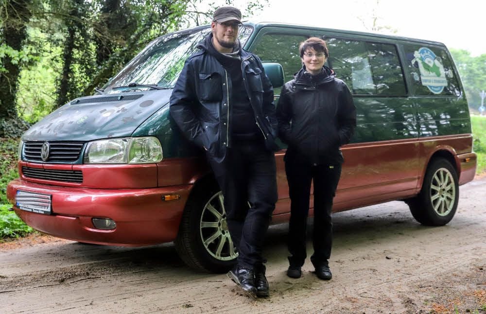 Stefanie Karg mit ihrem Teamkollegen Claus Hock. Sie nehmen mit dem „Bulli“ an einem abenteuerlichen Rennen durch Nord- und Osteuropa teil und sammeln dabei Spenden für einen guten Zweck.