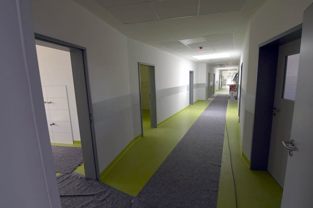 Ein langer, farblich abgesetzter Flur zweigt im Neubau vom Eingangsbereich ab. Hier befinden sich die Katzenzimmer mit Ausläufen nach Süden.