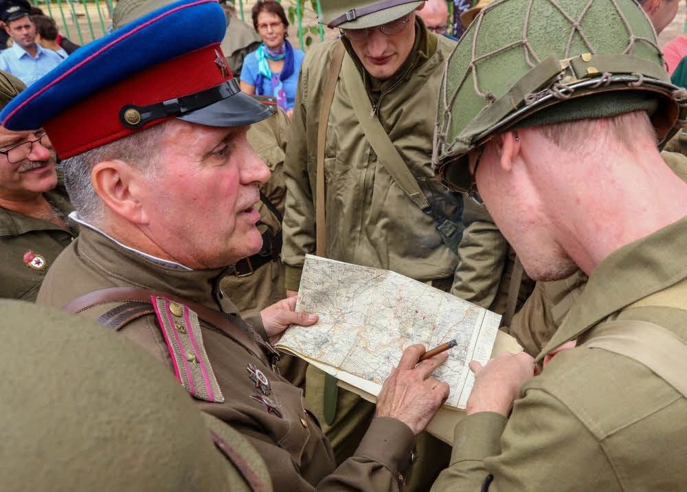 Darsteller von Interessengemeinschaften aus Roßlau und Zörbig stellen die Ereignisse von Ende April 1945 bei Apollensdorf nach.