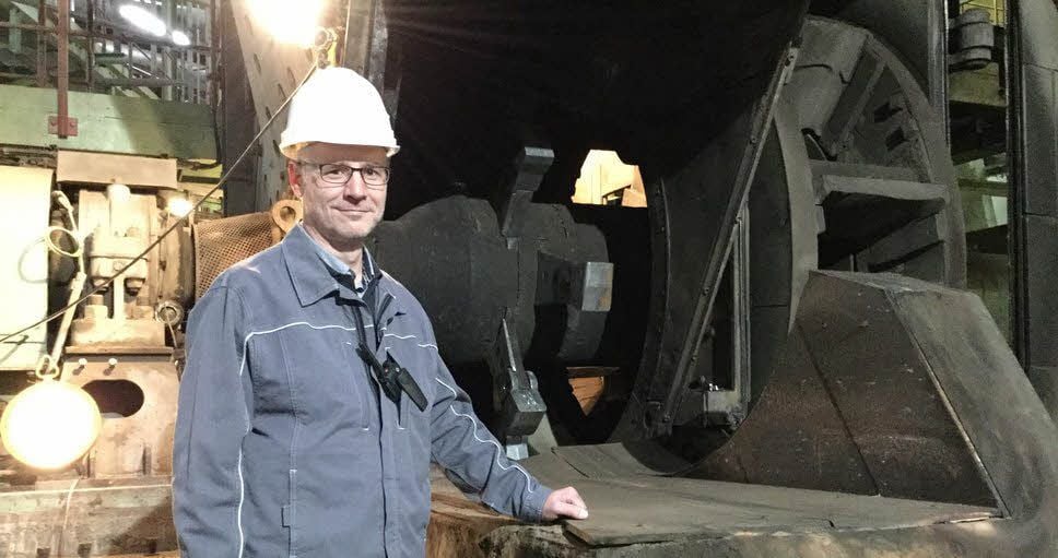 Kraftwerkschef Arne Köhler steht vor einer geöffneten Kohlemühle.