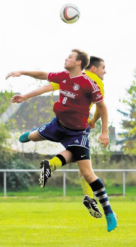 Auch im Kopfball-Duell gegen Landsbergs Björn Berger setzt sichder Brachstedter Florian Nagel (vorn) durch.