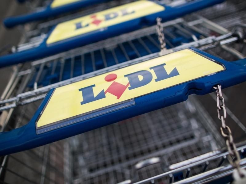 "Lidl" steht vor einer Filiale auf Einkaufswagen.