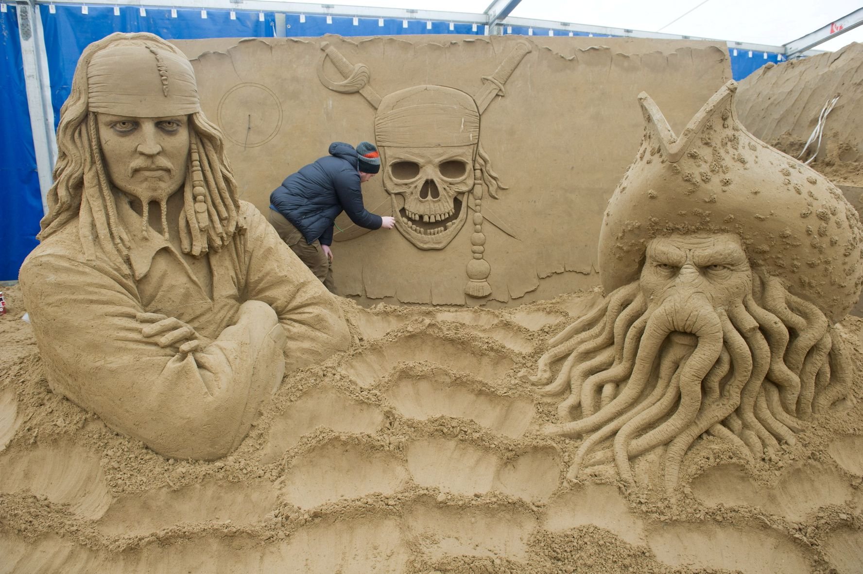 Der Kinofilm „Fluch der Karibik” von 2003 und dessen Fortsetzungen haben Piraterie als Thema belebt. Hier sieht man die Figuren Jack Sparrow (l.) und Davy Jones in einer Sandskulptur in Binz.