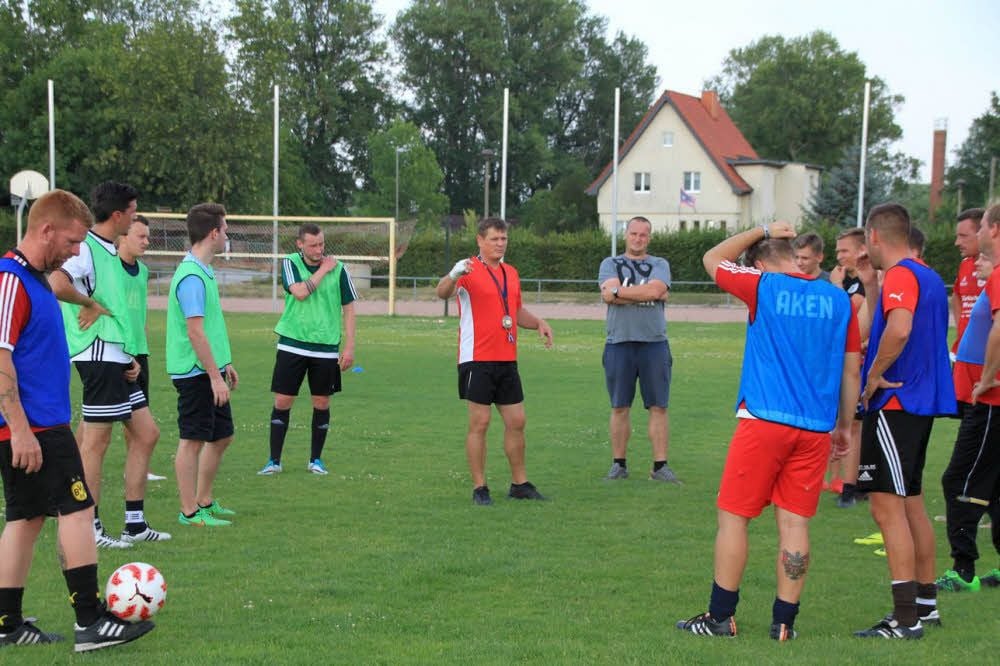 Erste Akener Trainingseinheit unter neuem Trainerduo (Mitte).