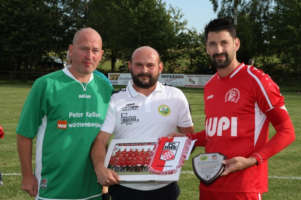 Die Kapitäne Tobias Vetter (l./Lossa) und Geburtstagskind Marc Kümmerling (r./ Erfurt) - hier mit Eintracht-Chef Robert Jecke - tauschen Erinnerungsgeschenke aus.
