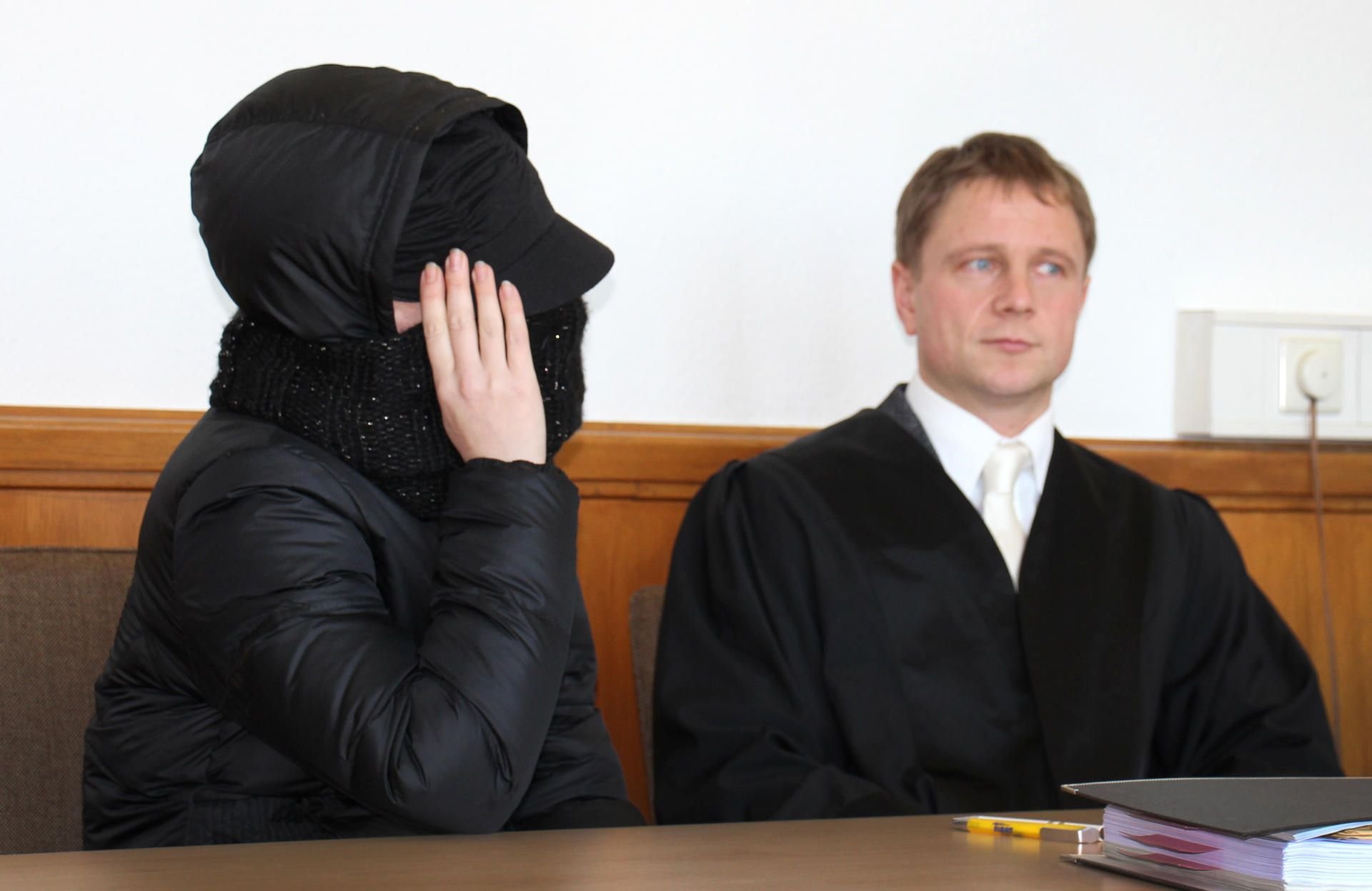 Die Angeklagte Tanja S. sitzt muss sich am 06.09.2017 wegen des Hungertodes ihres zweijährigen Sohnes vor dem Landgericht Arnsberg verantworten.