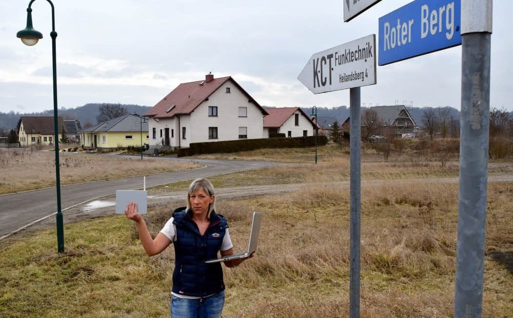 Die Bewohner des „Roten Berges“ in Uichteritz, wie hier Antje Hofmann, warten auf schnelles Internet.