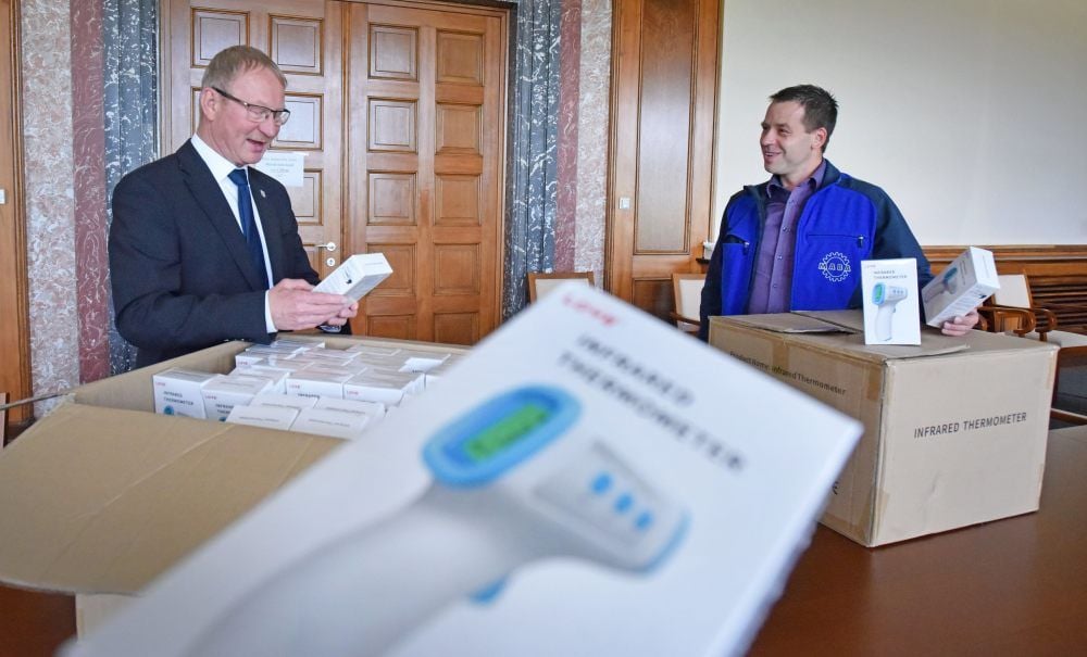 Armin Schenk (l.) übernimmt die Thermometer von Maba-Chef Dennis Wronski.