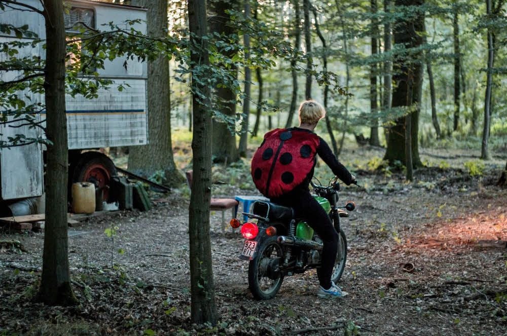 Matti Schmidt-Schaller unterwegs als Rick im Marienkäfer-Kostüm im Wald in Rehsen.