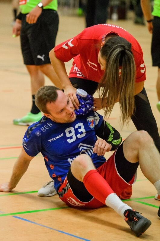 Schrecksekunde: Nach Rot-würdigem Foul und Behandlung von Chris Schurig kann Philipp Große weiterspielen.