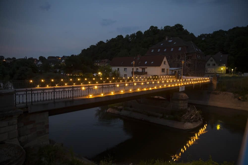 Letztmalig ziert Lichterschmuck die alte Unstutbrücke, die nun abgerissen wird.