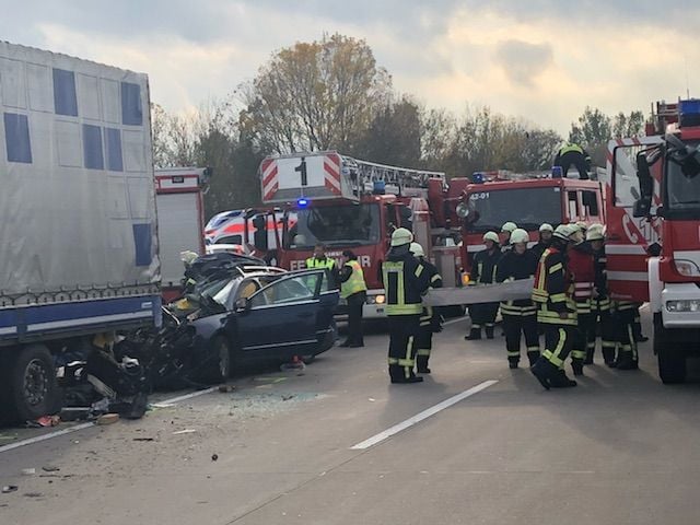 Das Auto ist laut ersten Polizeiangaben in den Lkw gefahren.