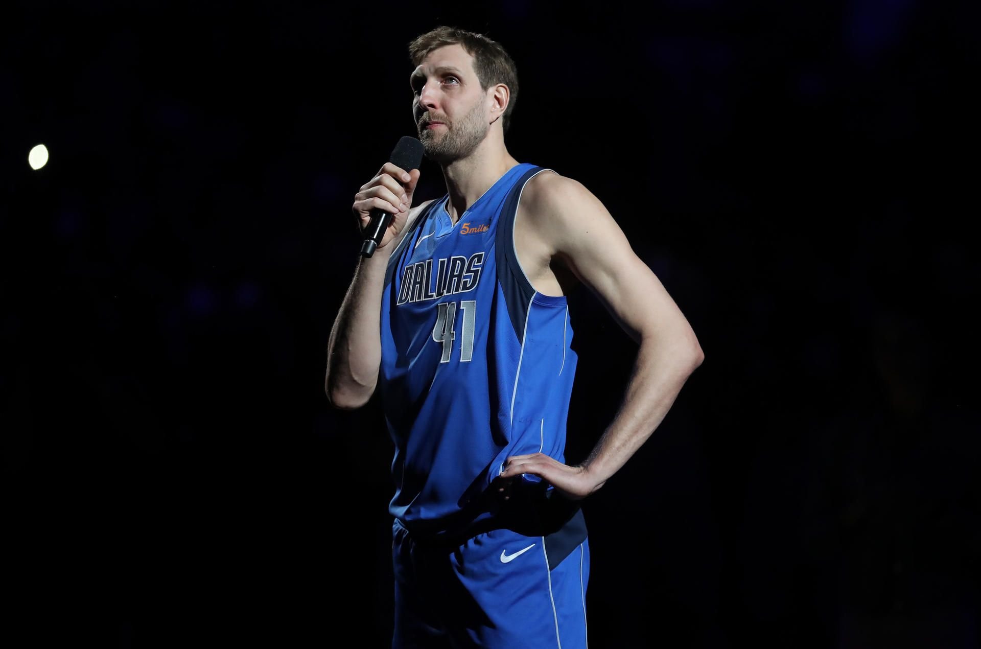 Dirk Nowitzki spricht zu seinen Fans.