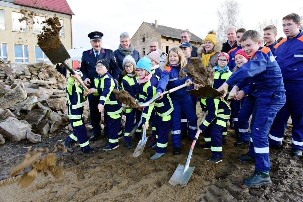 Volkstedt: Am Tag vor Heiligabend wurde der Bau mit dem symbolischen Spatenstich gestartet.