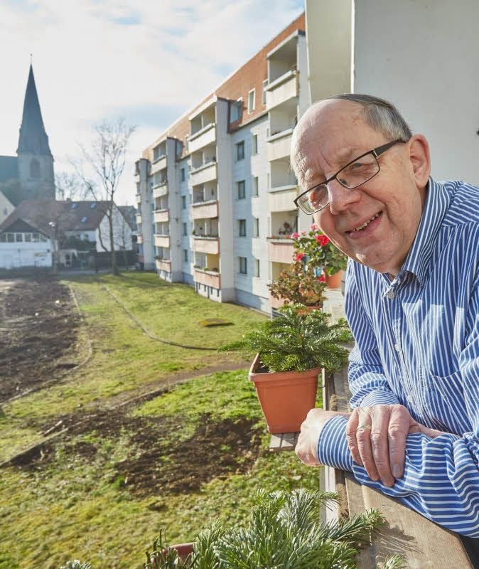 Guntram Quadt freut sich auf den Fahrstuhl, der in seinem Eingang eingebaut wird.