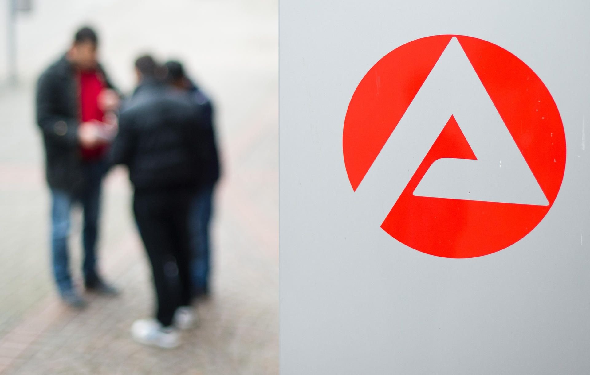 Die Arbeitslosigkeit hatte zuletzt immer weiter abgenommen. Mehr Menschen haben sozialversicherungspflichtige Jobs. So wird es 2020 nicht weitergehen, sagen Wissenschaftler.