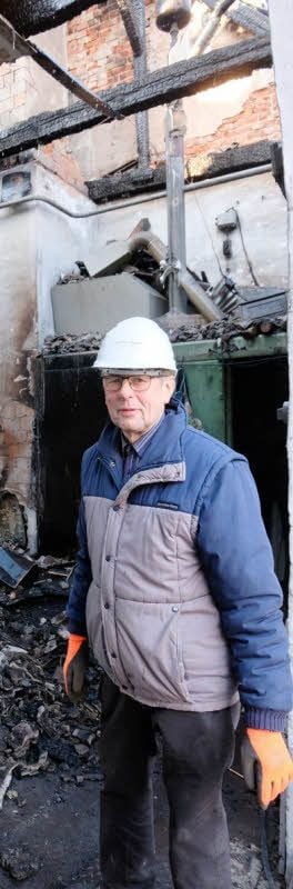 Günter Gottwald beginnt sofort mit den Aufräumarbeiten.