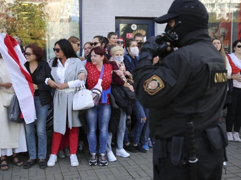 Trotz Gewaltandrohung durch die Polizei in Belarus (Weißrussland) haben sich Frauen in Minsk zu einem neuen Protestmarsch gegen Staatschef Lukaschenko versammelt. Foto: Uncredited/TUT.by/dpa