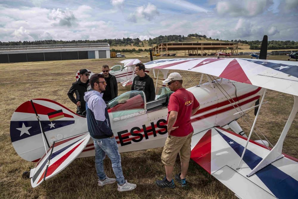 Das Warten auf besseres Flugwetter überbrücken die Piloten auf dem Flugplatz Ballenstedt mit Fachsimpeleien.