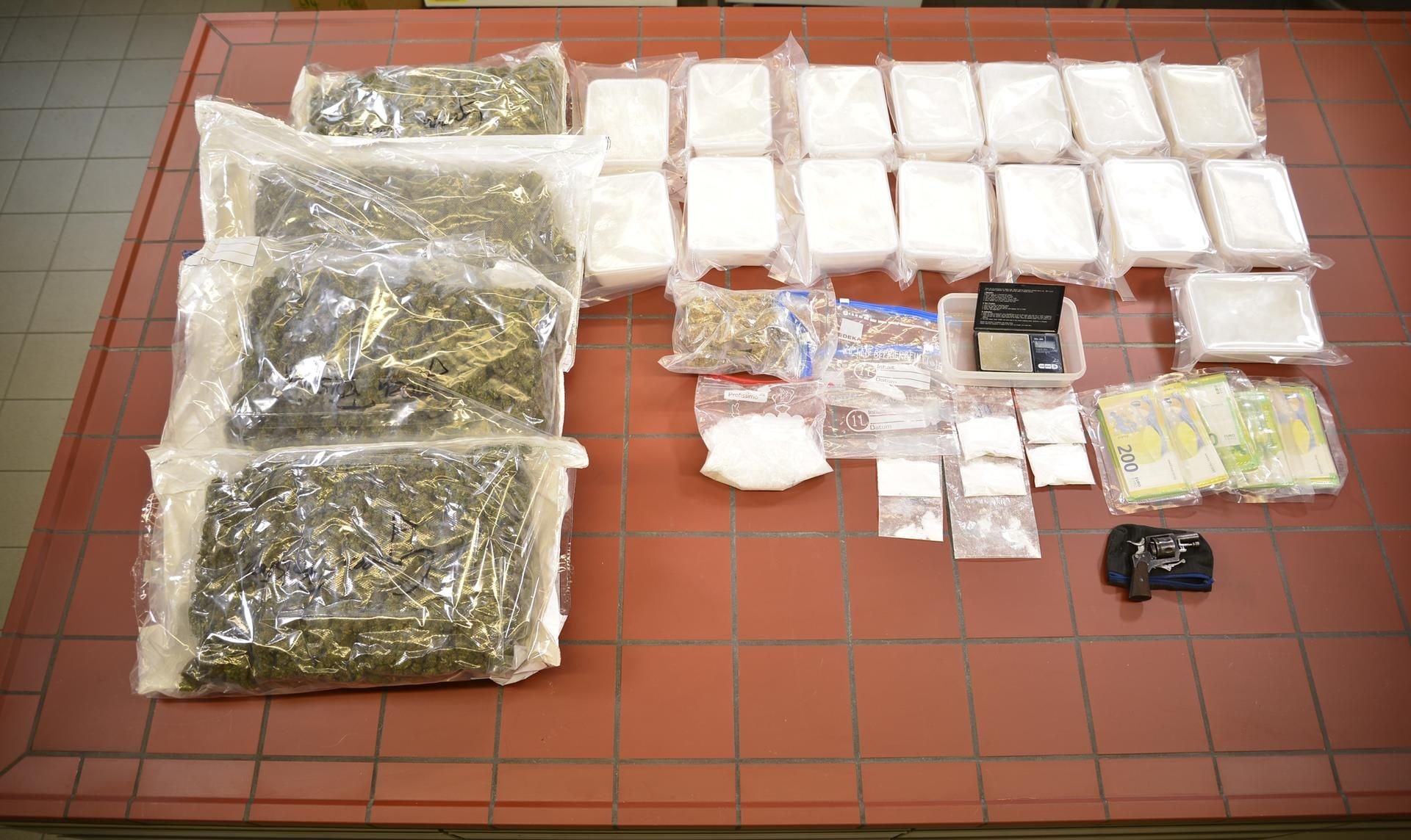 Bei einer Razzia beschlagnahmten Beamte unter anderem 4 Kilogramm Cannabisblüten, weitere kleinere Mengen an Drogen wie Kokain und Haschisch, 14 Kilogramm Streckmittel für Betäubungsmittel sowie mehrere Packungen Anabolika.