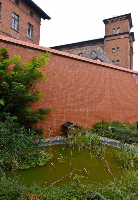 Zum Gebäude gehört auch ein Garten mit einem kleinen Teich.