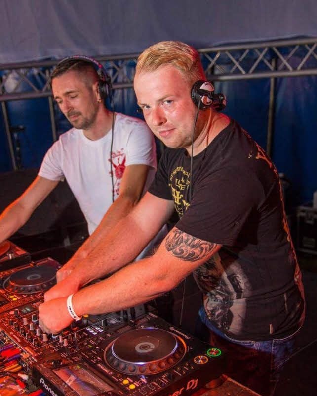 Chris Dirschedl (rechts) und Mick Gebenroth an den Turntables.