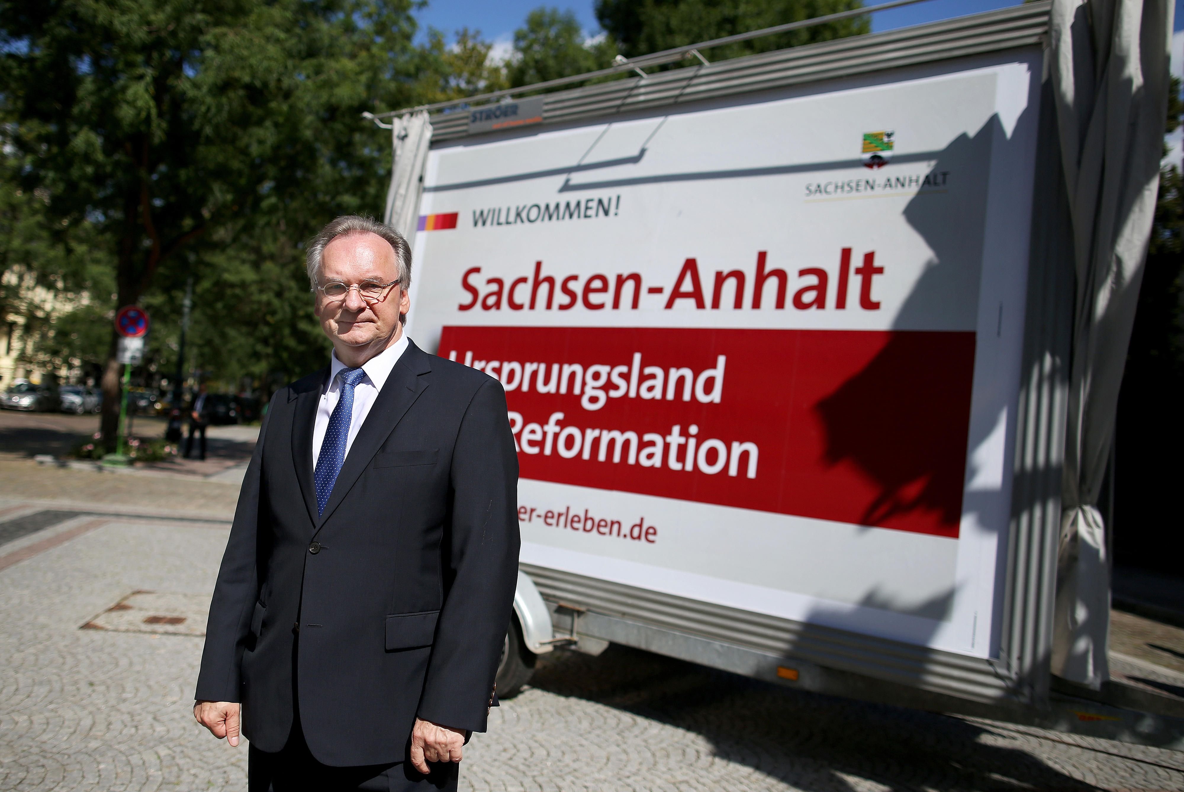 Ministerpräsident Reiner Haselhoff präsentiert ein neues Autobahnschild, das künftig für Sachsen-Anhalt als Ursprungsland der Reformation werben soll.