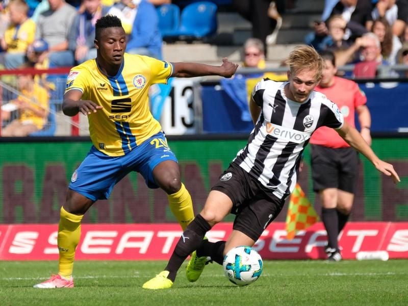 Braunschweigs Abdullahi (l) und Sandhausens Jansen im Zweikampf. Sandhausen erzielte spät den Treffer zum 1:1-Endstand. Foto: Peter Steffen