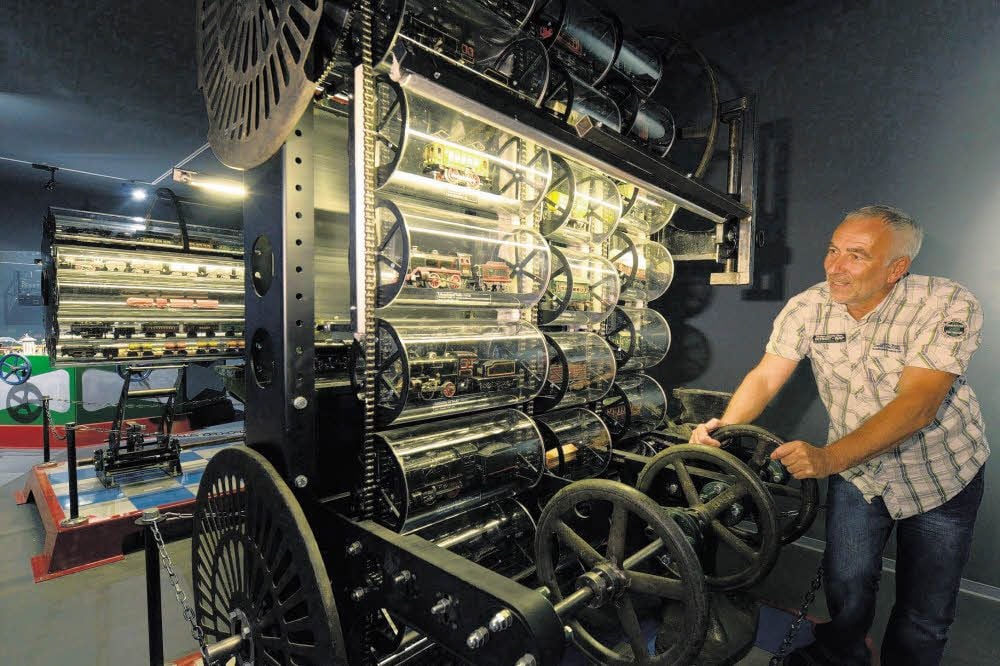 Leiter Bernd Hartwich im Anbau des Museums. Der Aufbau der Ausstellung ist bereits weit fortgeschritten.