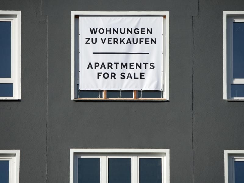 Die Zinsen sind niedrig - die Preise für Immobilien sind hoch. Zu warten, bis die Preise wieder sinken, ist riskant, weil nicht klar ist, wann das sein wird. Foto: Andrea Warnecke