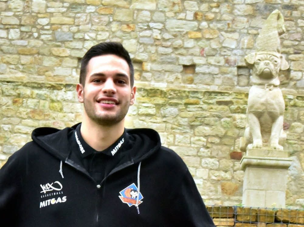 Benedikt Turudic bei der Besichtigung des Mops mit der Zipfelmütze, einem Wahrzeichen der Stadt Weißenfels.