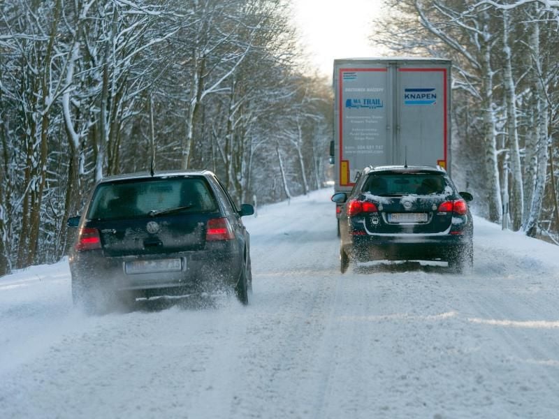 Im Winter sollten Autofahrer genügend Abstand zu Lkws halten. Denn es könnten sich Schnee- oder Eisplatten vom Dach des vorausfahrenden Fahrzeugs lösen. Foto: Patrick Pleul/dpa-Zentralbild