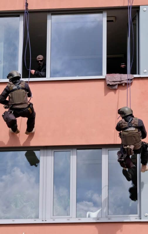 SEK-Beamte seilen sich bei der Einsatzübung an der Fassade ab.