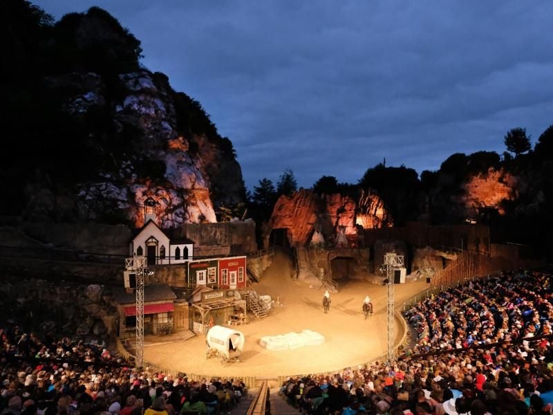 Schauspieler und Komparsen spielen „Old Surehand” im Freilichttheater am Kalkberg in Bad Segeberg. Foto: Marcus Brandt/Archiv