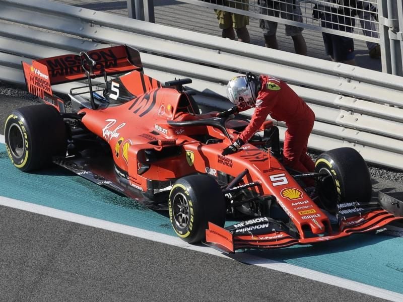 Braucht dringend ein neues Dienstfahrzeug: Sebastian Vettel stützt sich auf seinen liegengebliebenen Rennwagen. Foto: Luca Bruno/AP/dpa