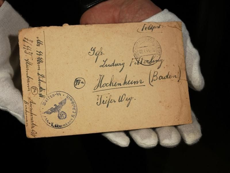 Ein Mitarbeiter der Gedenkstätte des ehemaligen deutschen Konzentrationslagers Auschwitz zeigt den Umschlag eines Briefes, den der SS-Soldat Stefan Dilmetz im April 1944 aus dem Konzentationslager Auschwitz an seinen Freund Ludwig Fitterling in Hockenheim geschickt hat. Foto: Stanislaw Rozpedzik