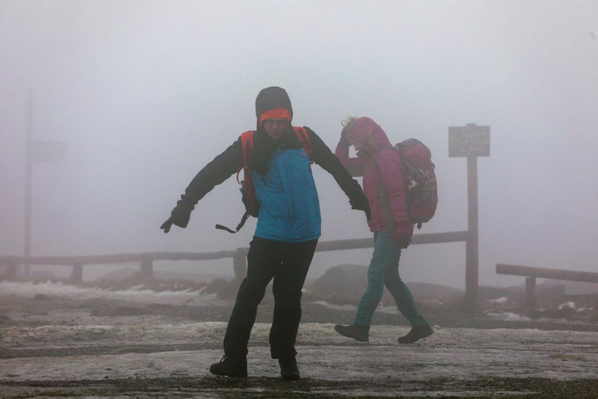 Touristen kämpfen am 9. Februar 2020 auf dem Brocken gegen die Windböen.