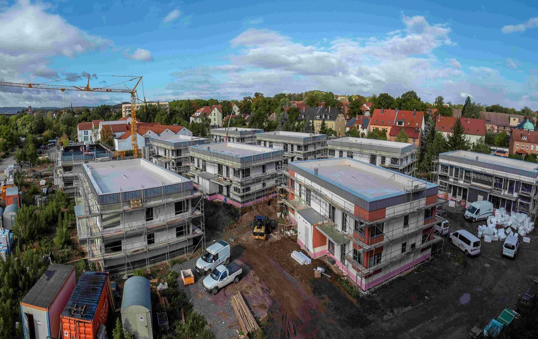 Blick auf die Neubauten: Nördlich der Weyhestraße sind die Häuser im Rohbau fertig.