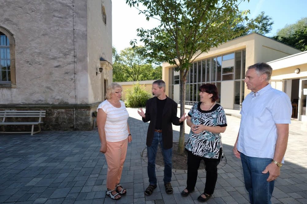 Im Kirchenhof Passendorf: Pfarrer Heiner Urmoneit (M.) mit Ruth Strecker, Ellen Kohl und Rolf Kießling (v.l.)