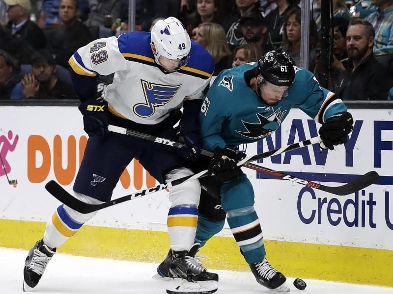 San Joses Justin Braun (r) und Ivan Barbashev von den St. Louis Blues beim Zweikampf. Foto: Ben Margot/AP