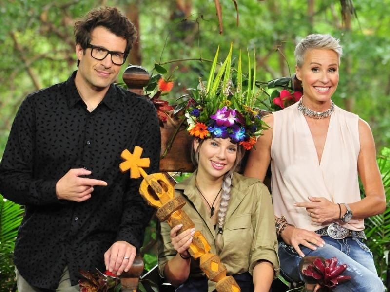 Sonja Zietlow und Daniel Hartwich feiern die „Dschungelkönigin” Jenny Frankhauser. Foto: Stefan Menne/MG RTL D