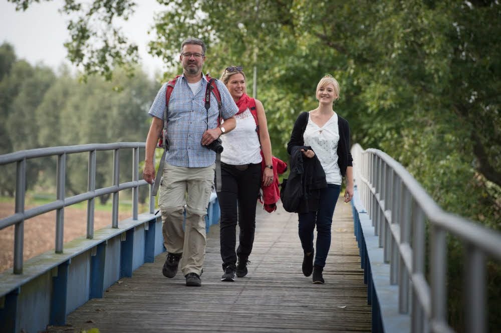 In Begleitung der Gebietsweinkönigin Juliana Beer (r.) und Sandra Polomski-Woithon wandert Manuel Andrack von Laucha nach Freyburg.