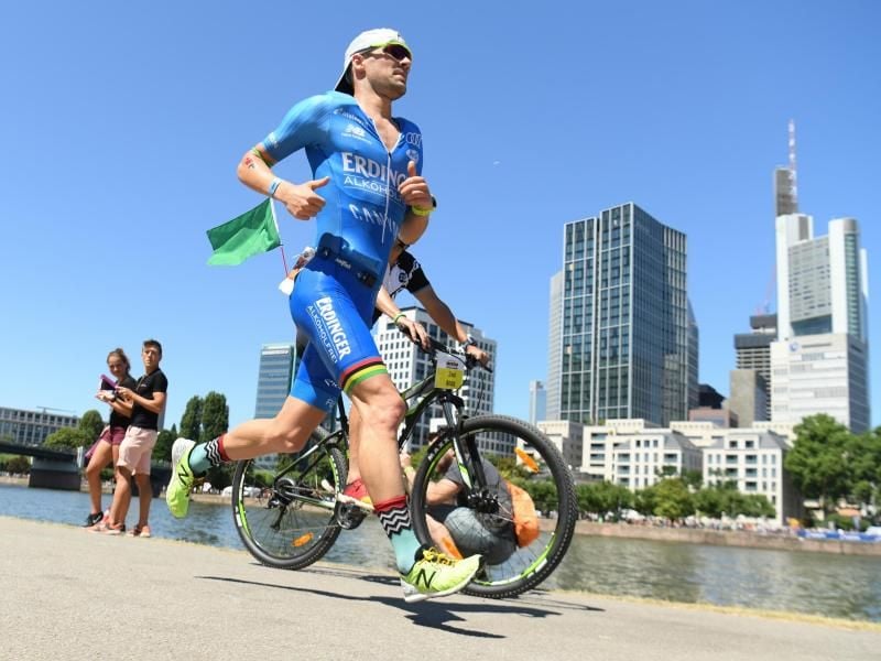 Patrick Lange ist bei der Ironman Europameisterschaft am Frankfurter Mainufer unterwegs. Foto: Arne Dedert/Archivbild