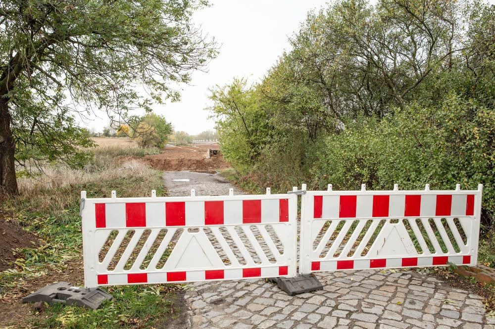 Von Tröglitz aus ist die Straße an der ehemaligen Schweinemästerei geschlossen. Sie wurde verkauft.