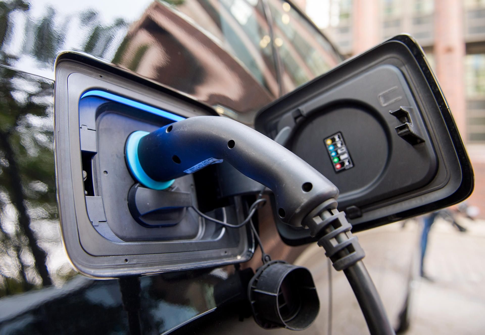 Elektroautos müssen regelmäßig an speziellen Tankstellen aufgeladen werden. Dass es bislang zu wenige Lademöglichkeiten gibt, wird häufig kritisiert.