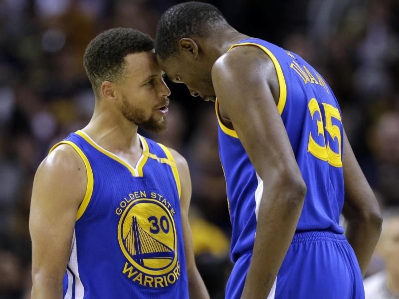 Stephen Curry (l) und Kevin Durant sind die Superstars der Golden State Warriors. Foto: Tony Dejak