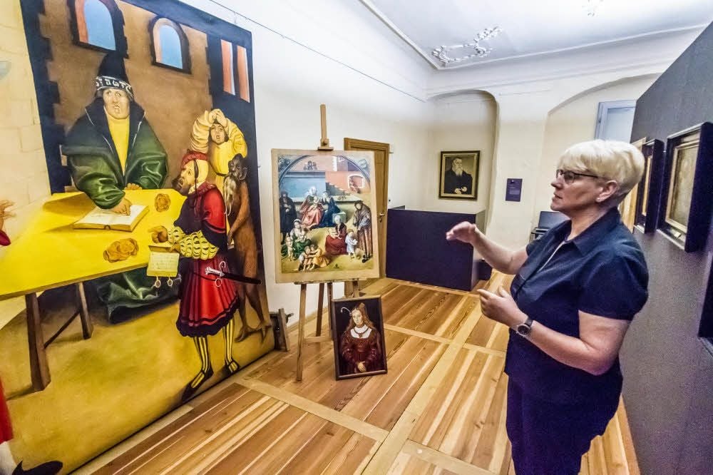 Marlies Schmidt ist Kunsthistorikerin der Cranach-Stiftung Wittenberg und hier unterwegs in der neuen Sommerschau „Echt gefälscht“. Eröffnet wird die Ausstellung am 1. Juni im Cranach-Haus am Markt 4.