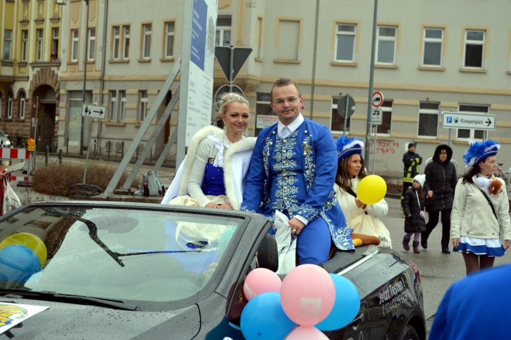 Rückblick auf lustigere Tage: Das Prinzenpaar der Session 2019/20 des Weißenfelser Karnevalclubs, Patricia I. und Sebastian I., beim Umzug durch die Saalestadt im Februar dieses Jahres.