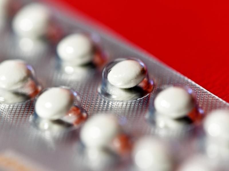 Präparate zur hormonellen Verhütung wie die Antibabypille können zu Depressionen führen. Künftig soll die Gebrauchsinformation auf das Risiko hinweisen. Foto: Ralf Hirschberger