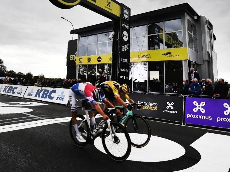 Mathieu van der Poel (l) kommt nur wenige Zentimeter vor Wout Van Aert ins Ziel. Foto: Eric Lalmand/BELGA/dpa